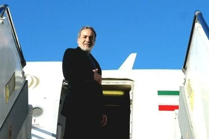 El ministro de Exteriores de Irán, Abás Araqchí, en el momento de subir al avión para partir rumbo a Yeda. (IRNA)
