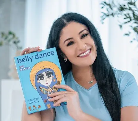 La bailarina argentina junto a un ejemplar de su libro. (Cedida)