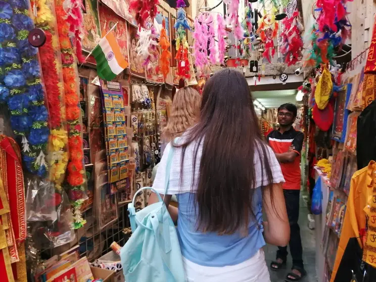 Turistas en un zoco de Dubai. (EL CORREO)