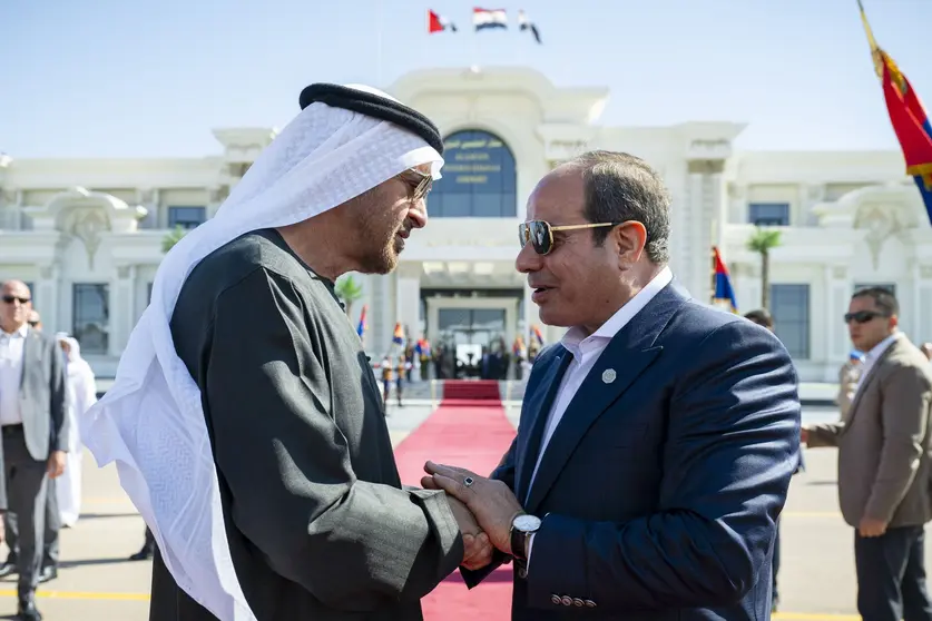 El presidente de Emiratos Árabes Unidos, el jeque Mohamed bin Zayed Al Nahyan, saluda al presidente egipcio, Abdel Fattah El-Sisi. (WAM)