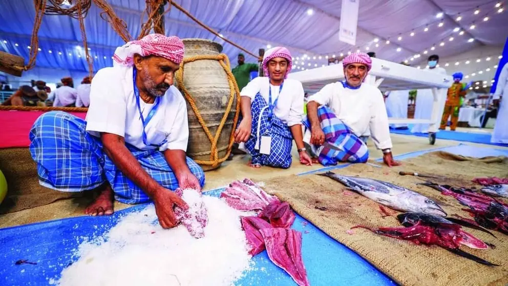 Pescadores muestran sus capturas durante el festival. (WAM)