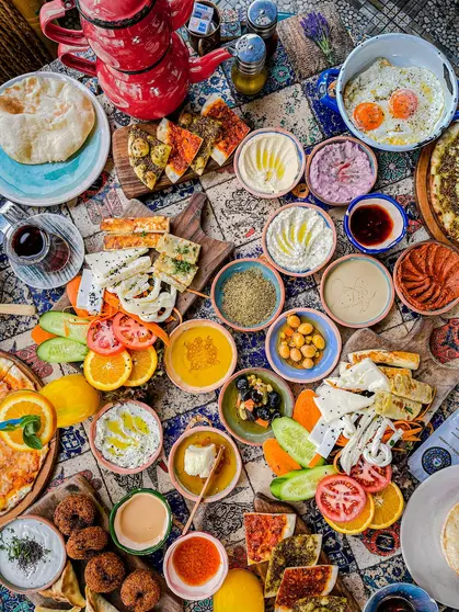 El comino, el cilantro, el cardamomo, el azafrán y el limón seco (loomi) perfuman los platos con una intensidad que remite tanto a un guiso egipcio como a un arroz del Golfo. (Fuente externa)