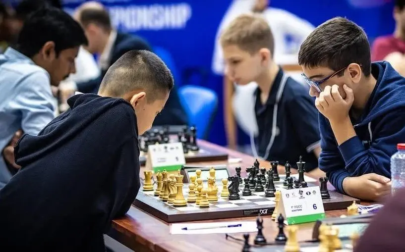 Un momento de la partida entre el  argentino y el ruso. (@fujairahchessclub)
