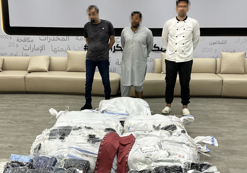 Los detendios junto a la droga oculta en botones de ropa. (X)