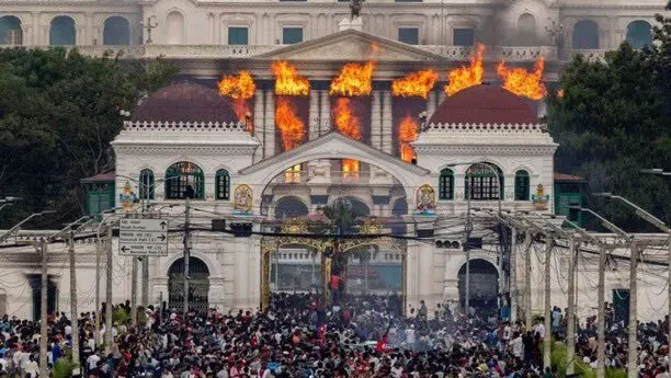 Las revueltas en Nepal han dejado  al menos 31 muertos, además de más de 15.000 reclusos fugados de diversas prisiones. /X)
