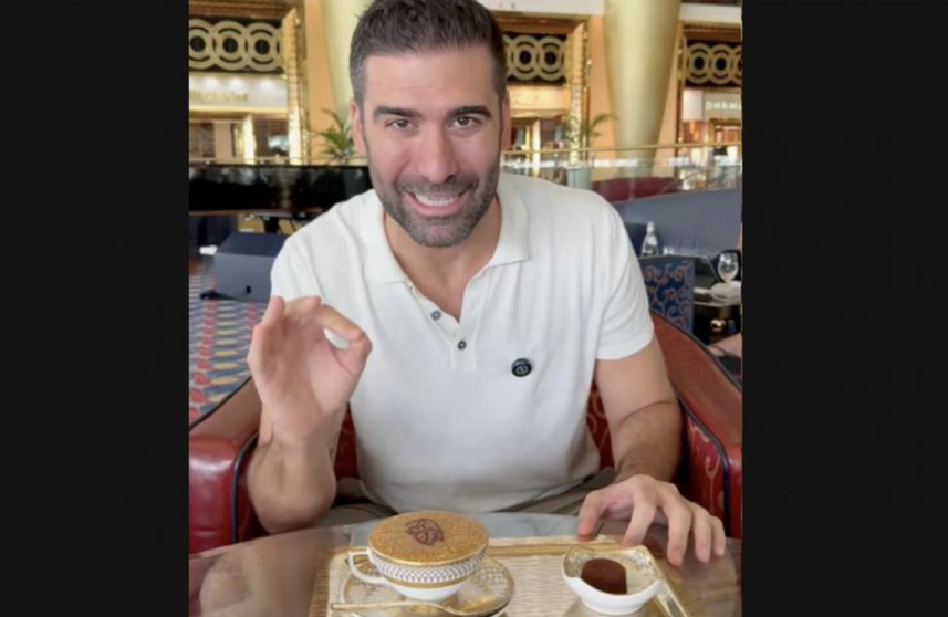 Cremades con su café en el Burj Al Arab. (TikTok)