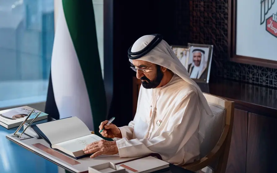 El gobernante de Dubai junto a un ejemplar de su último libro. (X)