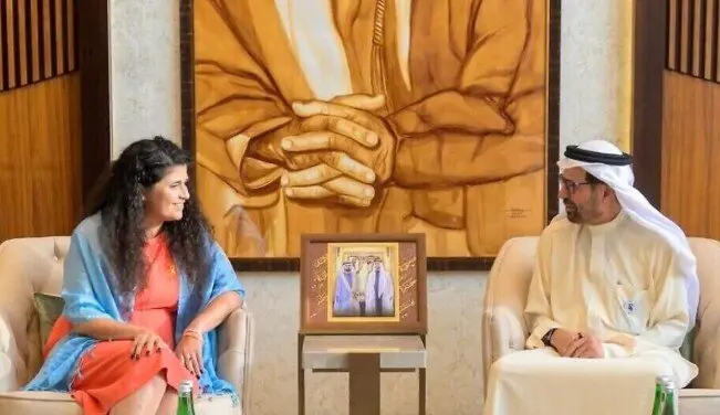 La viceministra israaelí junto con un funcionario de EAU en Abu Dhabi. (X)