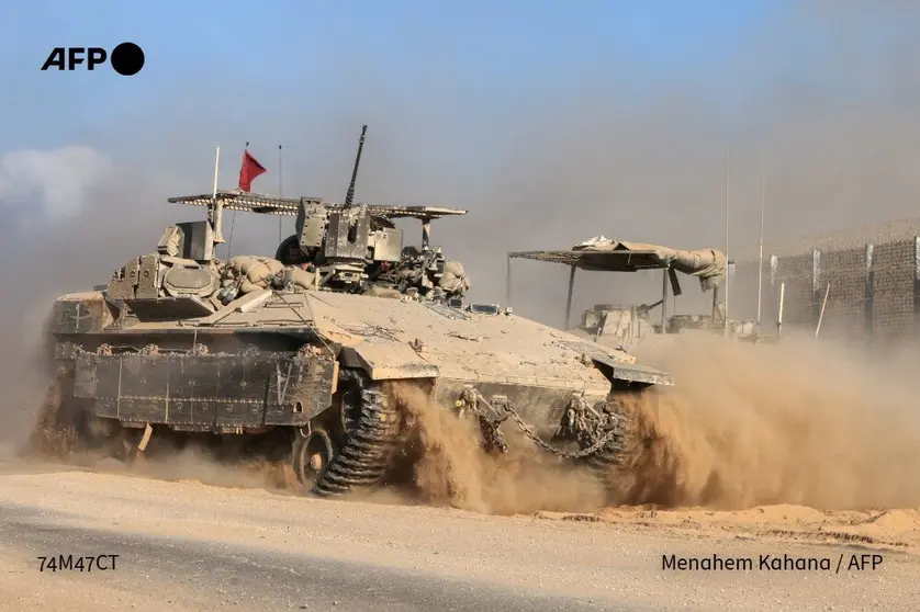 Blindado avanza durante la ofensiva desplegada por Israel contra la Ciudad de Gaza. (@AFPespanol)