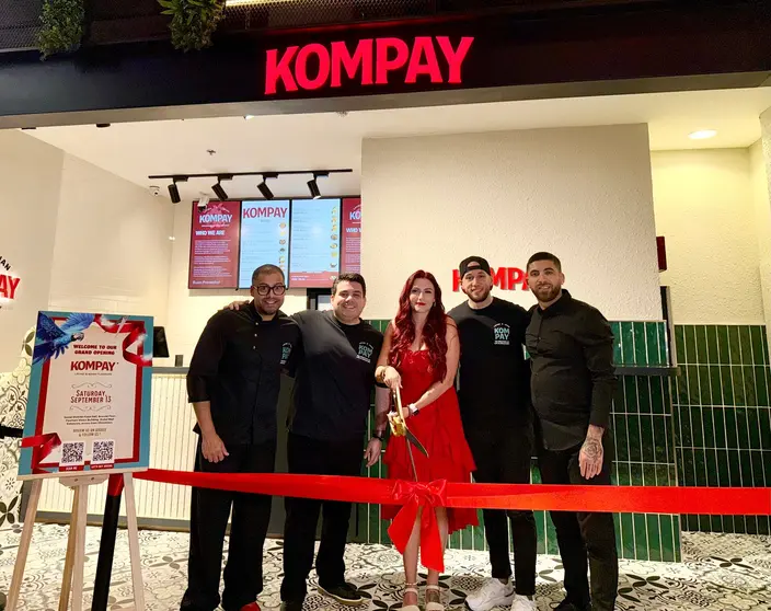 De izquierda a derecha: el chef ejecutivo de KOMPAY, José Mariotti; el fundador Alexis Devis; la embajadora de marca, Anastasiia Kolesnik; el fundador Marcos Fuenmayor; y el manager de
operaciones de Social Distrikt, Elie Sfeir. (EL CORREO)