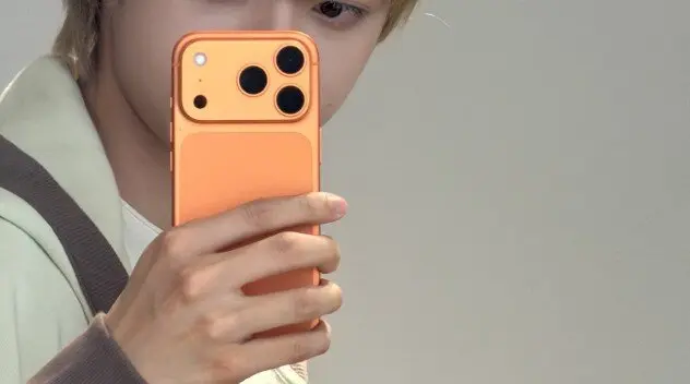 Una usuaria muestra su iPhone 17 en la red social X.