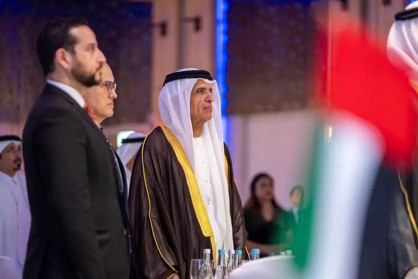 El gobernante de Ras Al Khaimah junto a dos de los embajadores. (WAM)