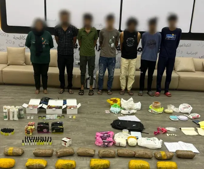Los detenidos junto a las drogas confiscadas. (Policía de Dubai)