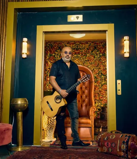 Chico Castillo triunfa con su guitarra en Dubai. (Cedida)