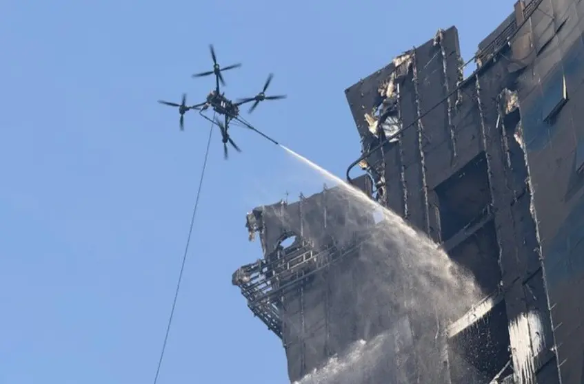 Drones combaten el fuego en el edificio de Dubai. (X)