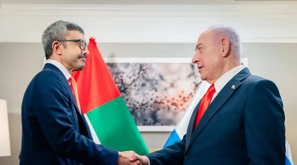 Saludo entre el ministro de Exteriores de Emiratos y Netanyahu. (X)