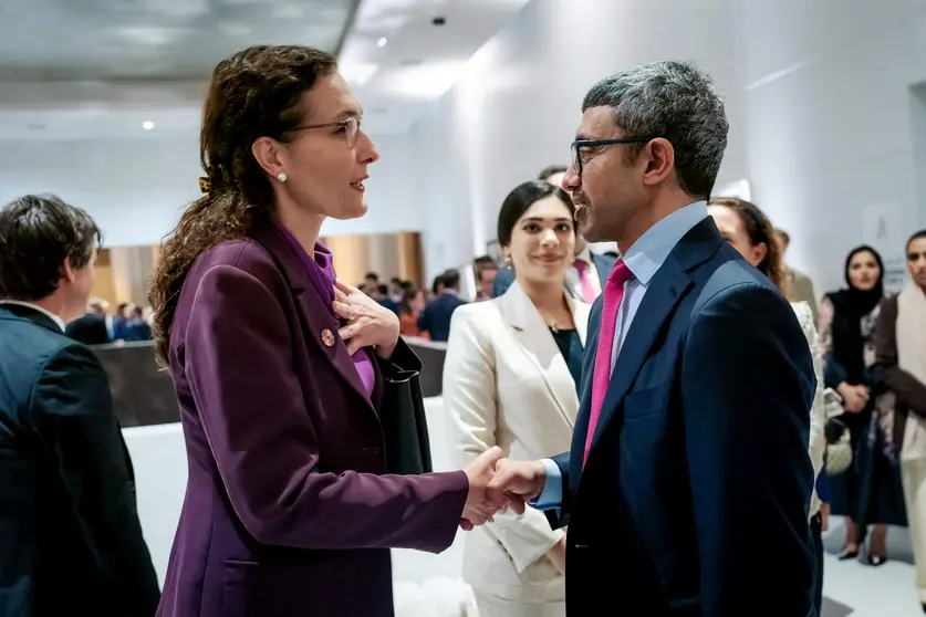 El jeque Abdullah bin Zayed Al Nahyan saluda a una de las invitadas a la recepción oficial de Emiratos Árabes Unidos en Nueva York. (WAM)