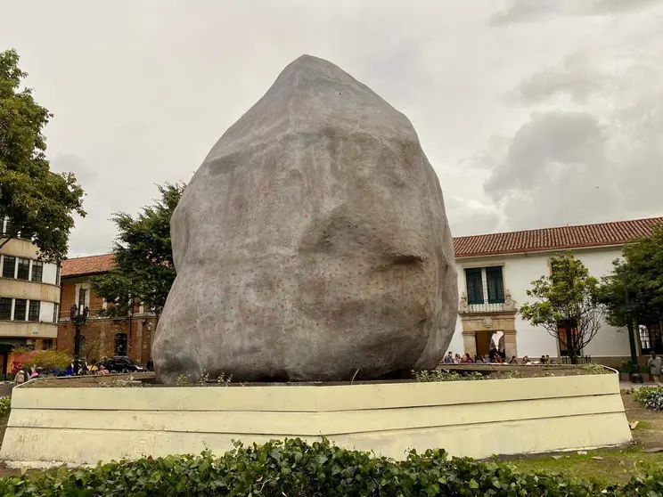 La escultura 'Dándole peso a los besos', de Iván Argote, situada en la plazoleta del Rosario de Bogotá. (Patricia Mogollón)