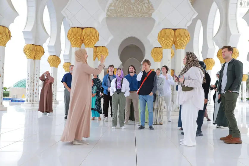 Turistas internacionales en la Gran Mezquita de Abu Dhabi. (WAM)