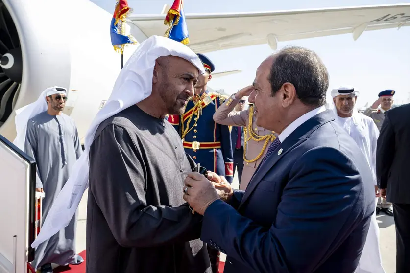 El presidente de EAU saluda al presidente de Egipto este lunes en El Cairo. (WAM)