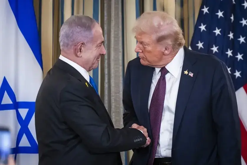 Donald Trump estrecha la mano del primer ministro de Israel, Benjamín Netanyahu tras el anuncio del plan de paz para Gaza. (Fuente externa)