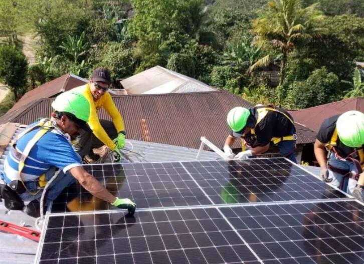 Placas solares de la ONG guatemalteca. (Instagram)