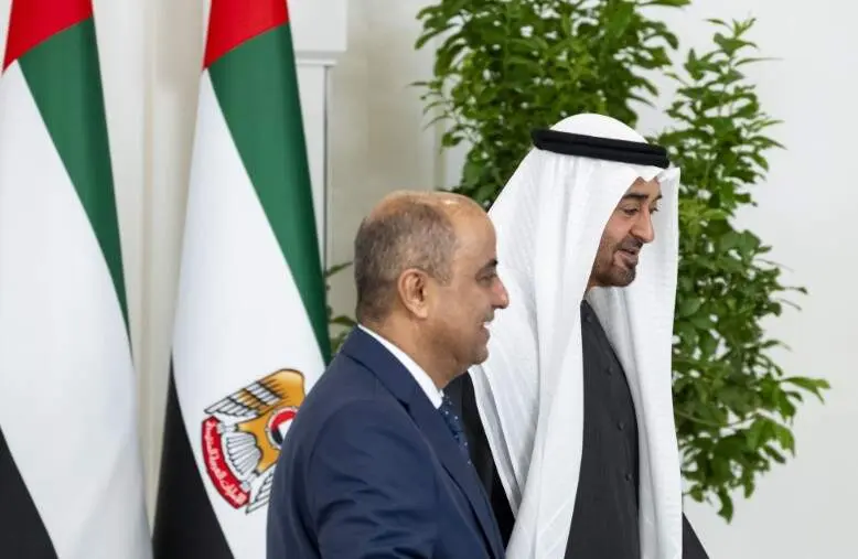 El presidente de EAU junto al primer ministro yemení en Abu Dhabi. (WAM)