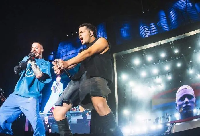 A la derecha J Balvin durante un concierto. (X)