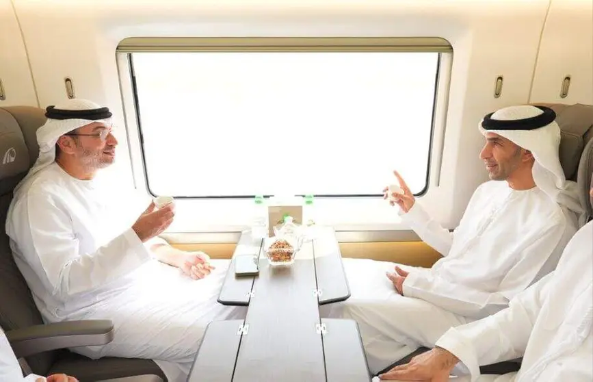El ministro Al Thani (a la derecha) en el interiór de un vagón de Etihad Rail. (WAM)