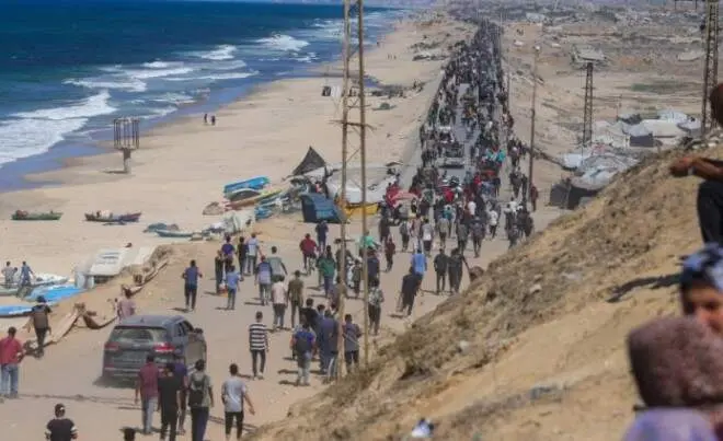 Una imagen de X de palestinos por una carretera de Gaza.