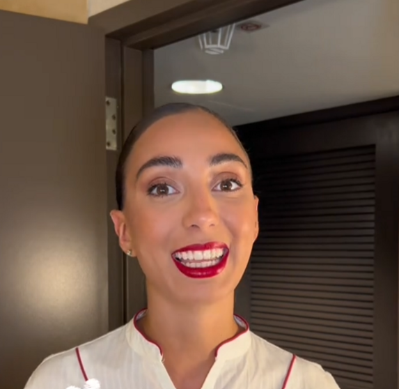La azafata de Emirates durante un vídeo en su perfil de Tik Tok.