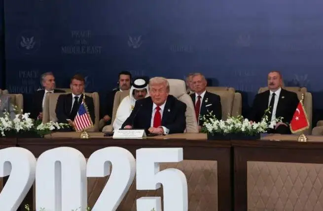 En el centro de la imagen el presidente Trump durante la firma de paz en Egipto. (Fuente externa)