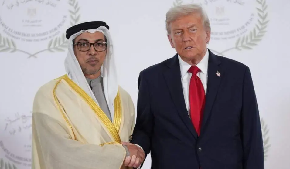 El jeque Mansour saluda al presidente Trump durante la cumbr por la paz en Egipto. (X)
