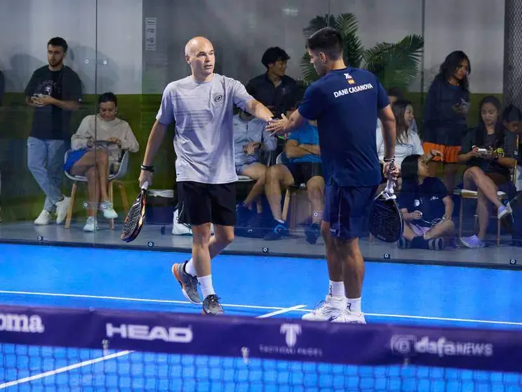 La pareja española celebra un punto en el campeonato de Dubai. (X)