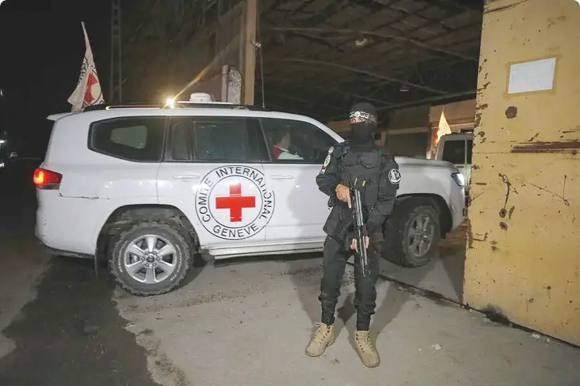 En la imagen de Efe, vehículos del Comité Internacional de la Cruz Roja (CICR) llegan para transportar los restos mortales de los rehenes israelíes entregados por Hamás en la ciudad de Gaza.