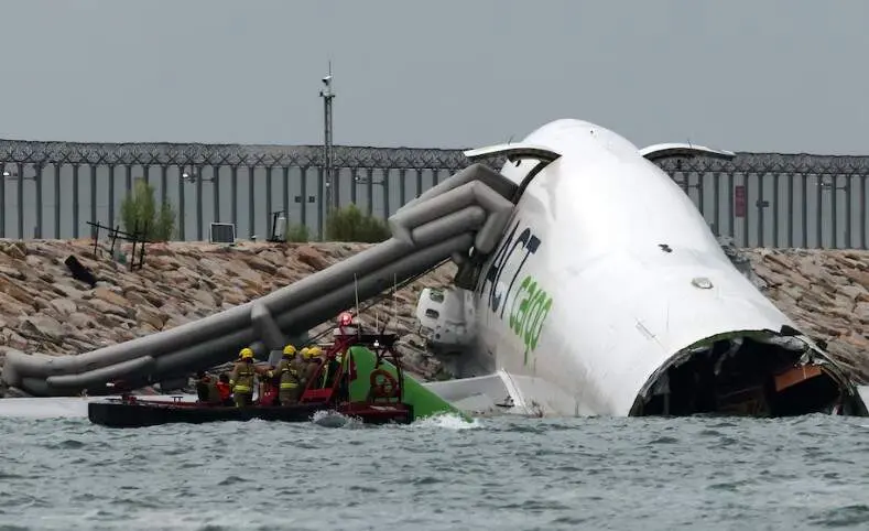 El avión siniestrado en el mar. (X)