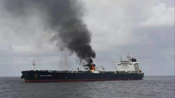 El petrolero afectado por el fuego. (X)