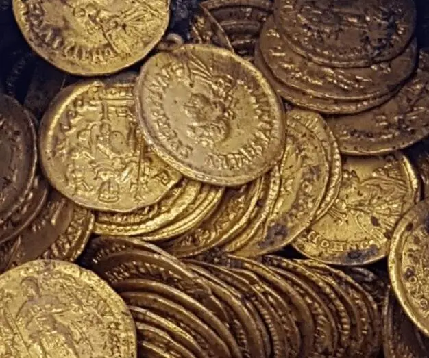 Una imagen de X de monedas de oro. (X)