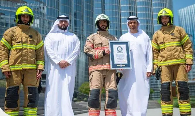 El equipo de Defensa Civil de Dubái sube por las escaleras del Burj Khalifa en un tiempo récord de 52 minutos y 30 segundos y entra en el Guinness
Funcionarios de Defensa Civil de Dubai posan con el certificado del Libro Guinness de los Récords Mundiales. (X)