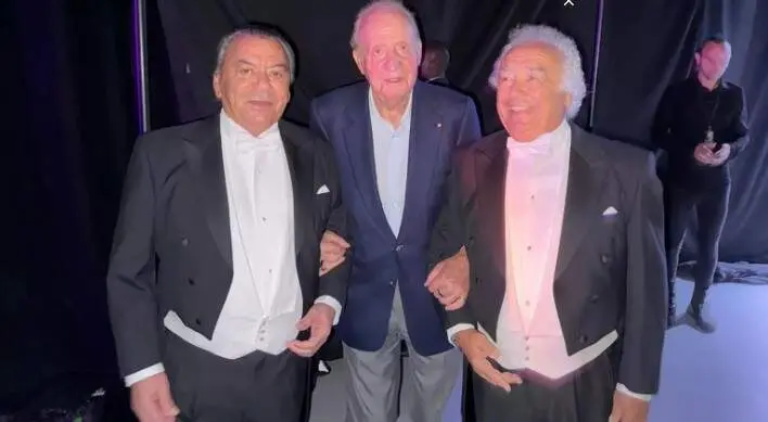 El rey Juan Carlos con Los del Río en Abu Dhabi. (Fuente externa)