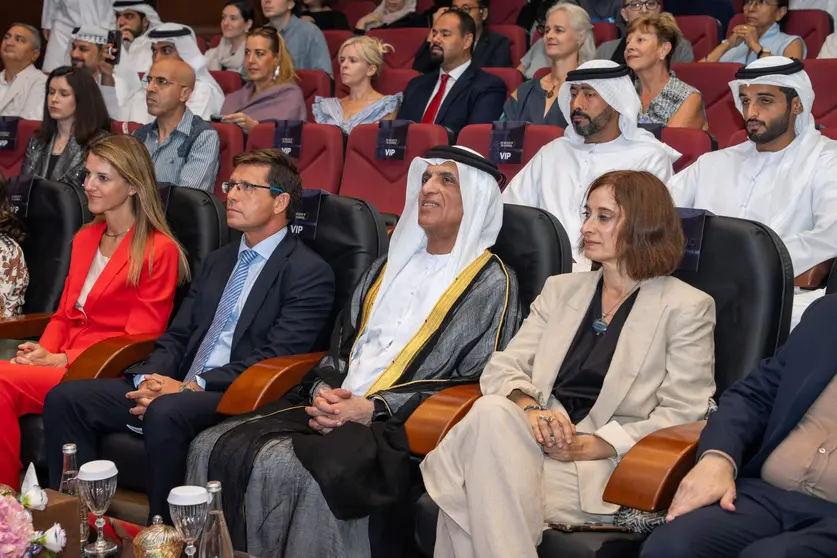 El jeque Saud bin Saqr Al Qasimi, durante la proyección del documental 'Los constructores de la Alhambra' acompañado del embajador de España y otras personalidades. (WAM)