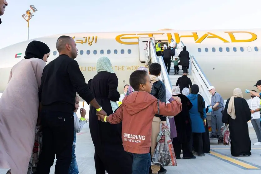 Los enfermos palestinos suben al avión emiratí. (WAM)