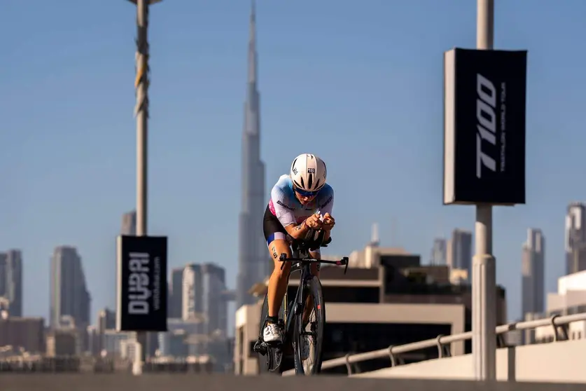 Un triatleta en una prueba en Dubai. (WAM)