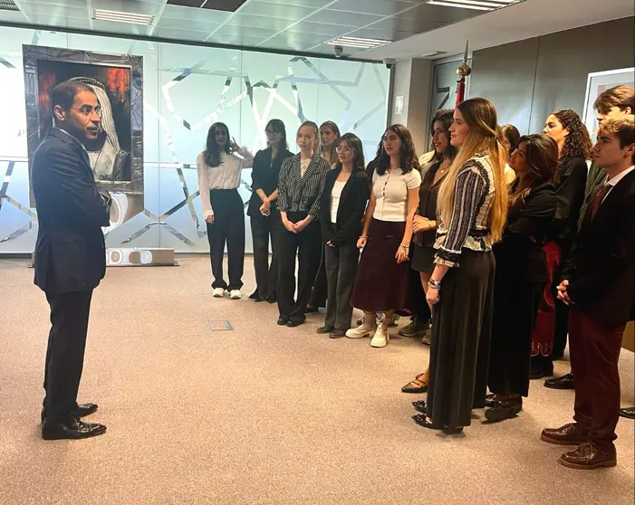 Estudiantes de la Universidad Carlos III, durante su  visita a la Embajada de Emiratos Árabes en Madrid. (Cedida)