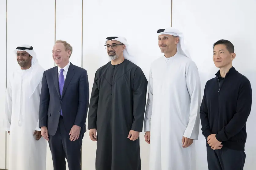 El príncipe heredero de Abu Dhabi junto a representantes de Microsoft tras el anuncio de inversión. (WAM)
