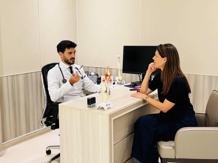 El doctor Andoni Díaz durante una consulta en Dubai. (Cedida)