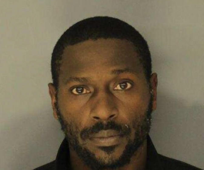 Antonio Brown fue arrestado por un cargo de intento de homicidio. (X)