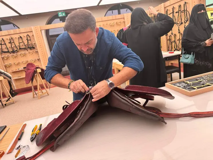 Fernando Vidal con uno sus trabajos en Abu Dhabi. (EL CORREO)