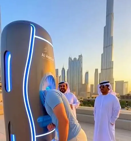 Un joven prueba la moderna barbería. (Instagram)