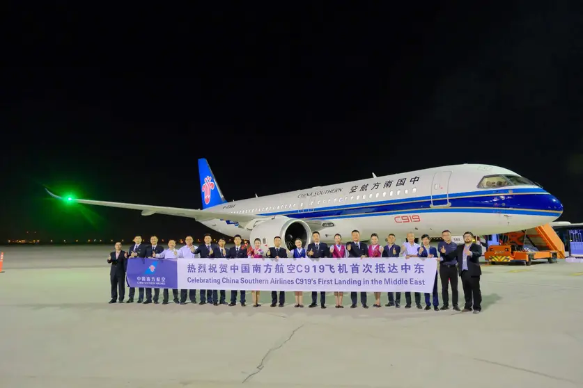 Tripulación del C919 chino en el aeropuerto Dubai World Central. (X)